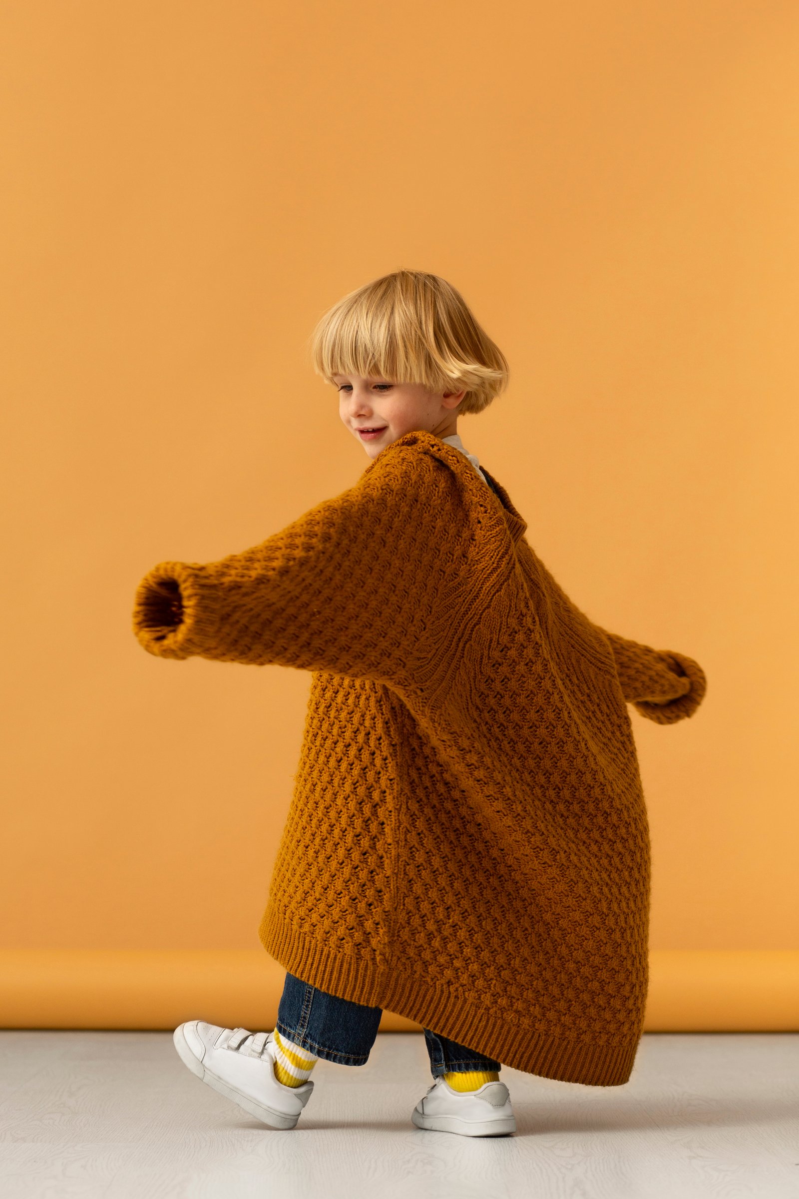 Niño sonriente posando