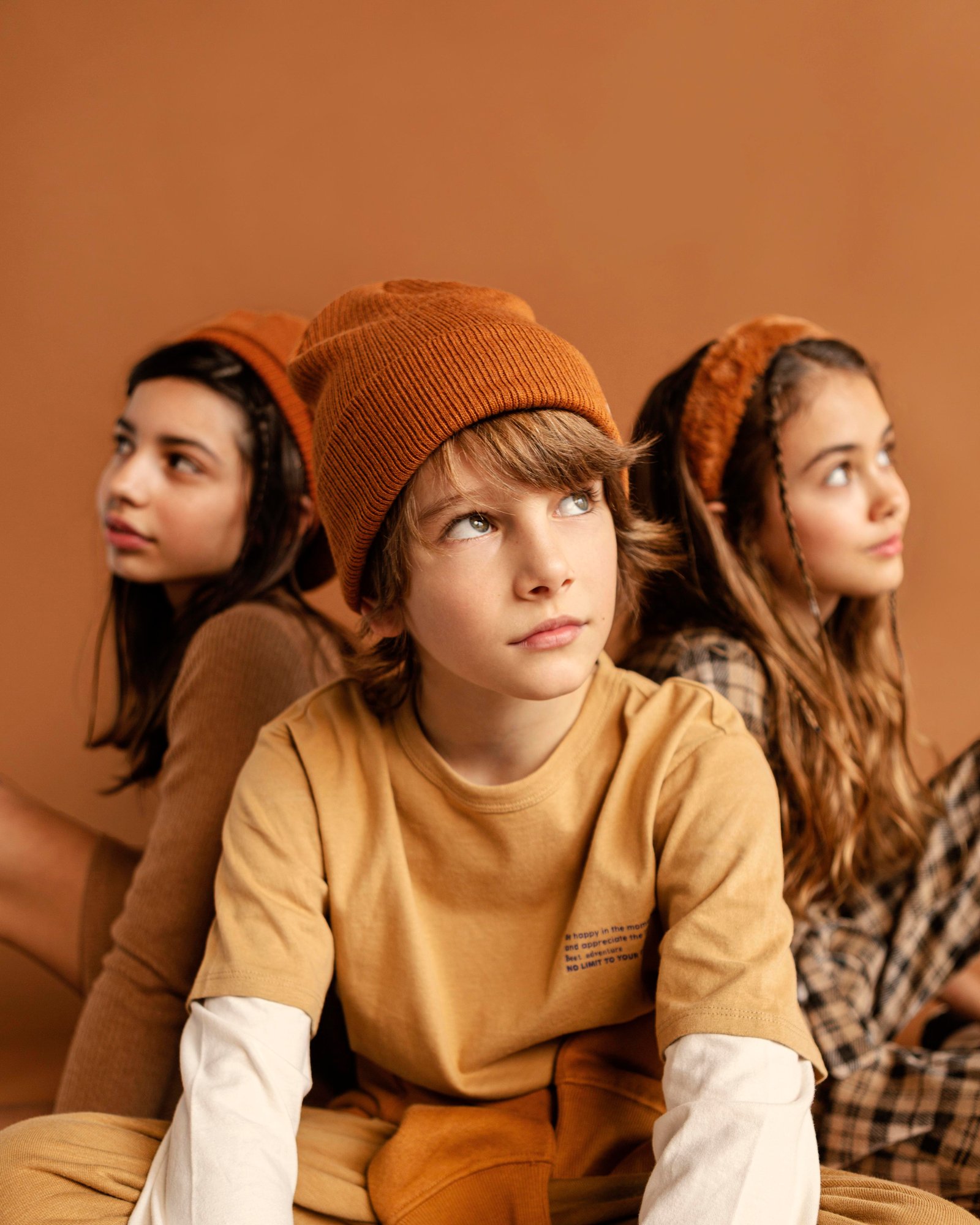 Niños pequeños pasando tiempo juntos