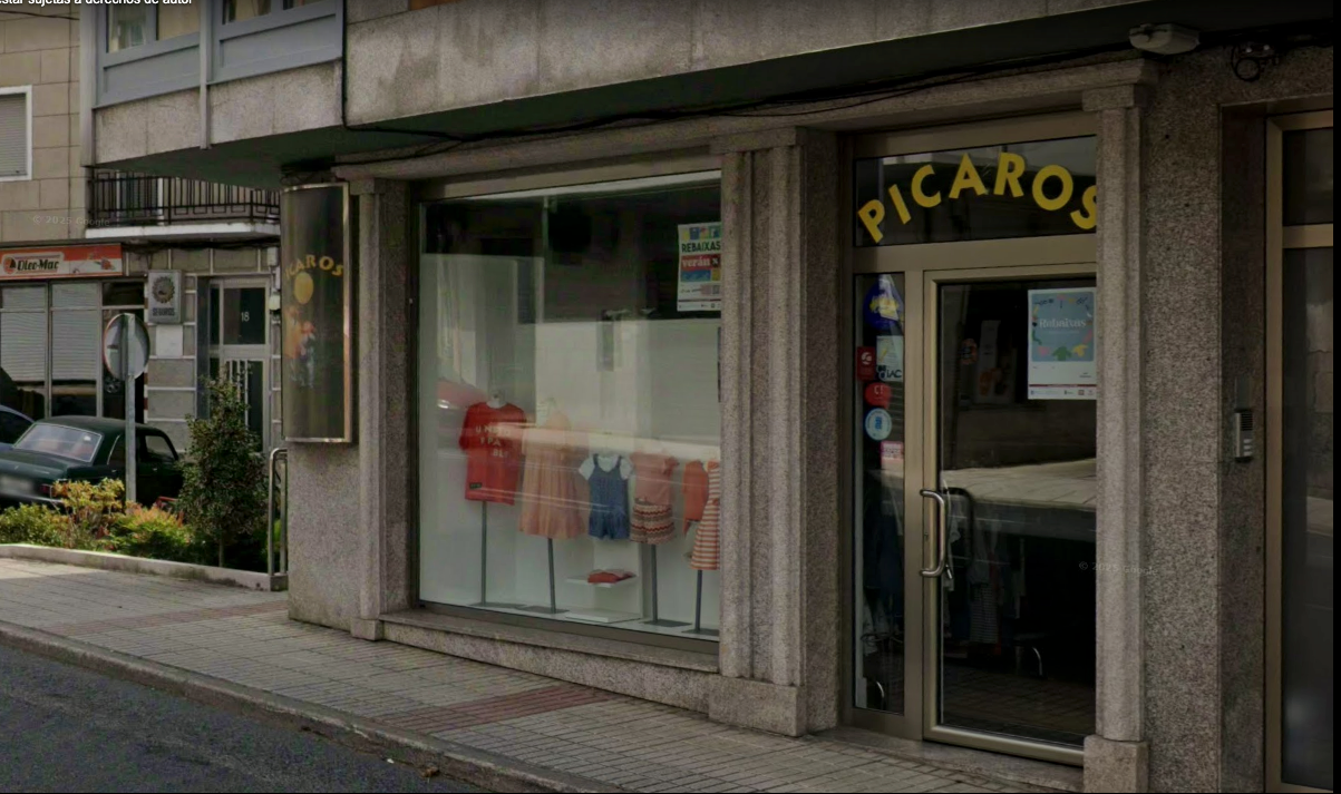 Fachada exterior de la tienda Pícaros en Chantada